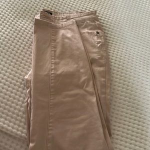 Very nice it’s fits good if you are size 6 in misses